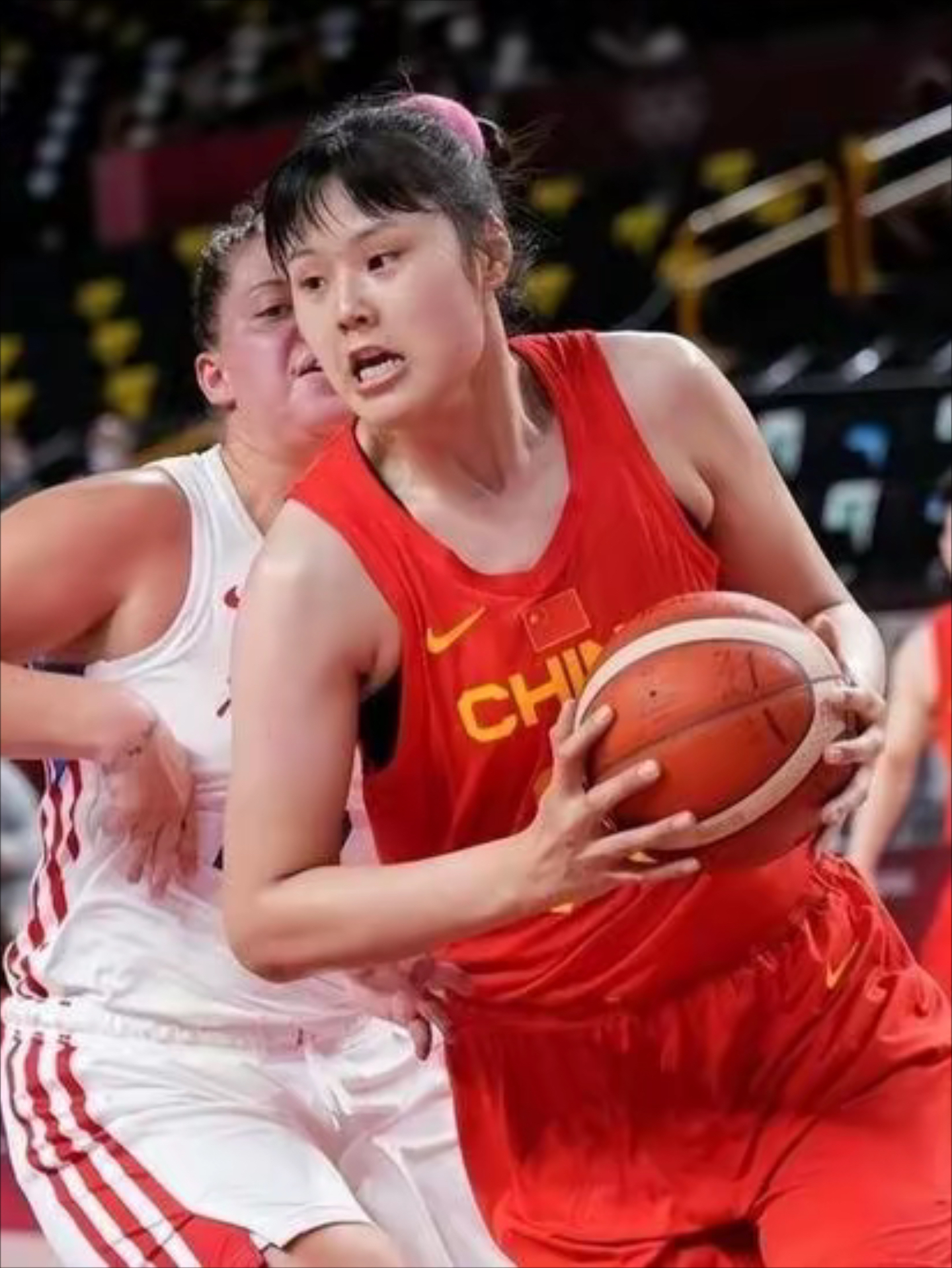 体育赛场上，女球员们发挥出色实力