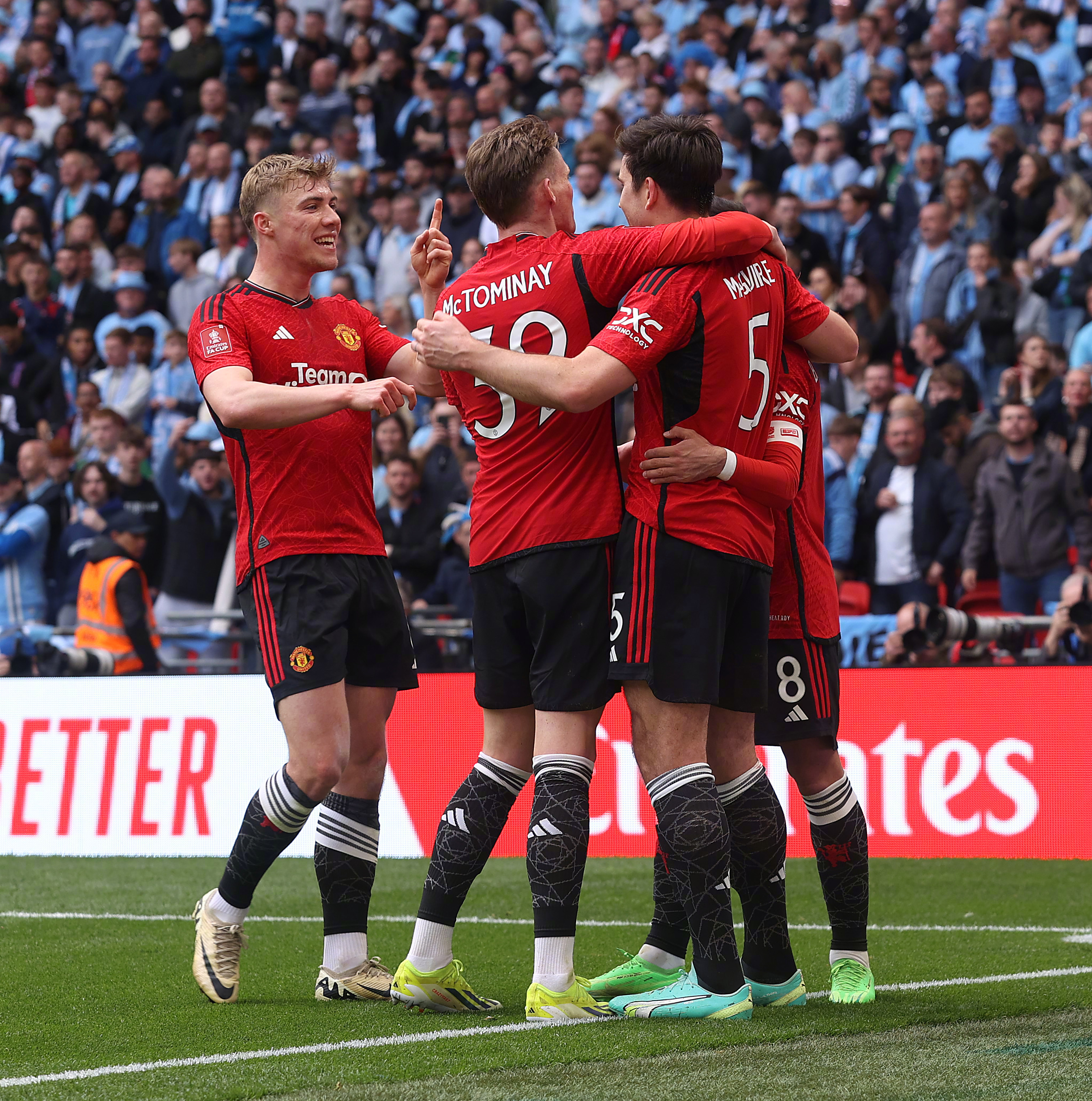 爱游戏在线-英格兰客场大胜匈牙利，提前晋级欧洲杯