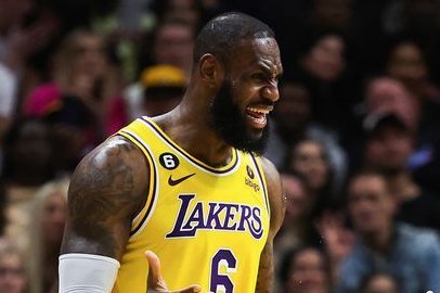 关于詹姆斯因伤缺席关键战役，湖人战绩受挑战的信息