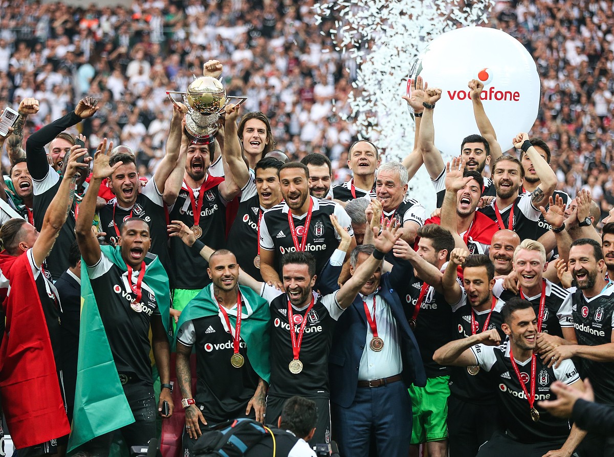 爱游戏体育官网-包含勒阿弗尔队客场战胜里昂，庆祝胜利的词条