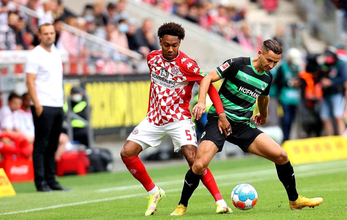 包含弗莱堡主场不敌下游球队，战术漏洞引人深思的词条