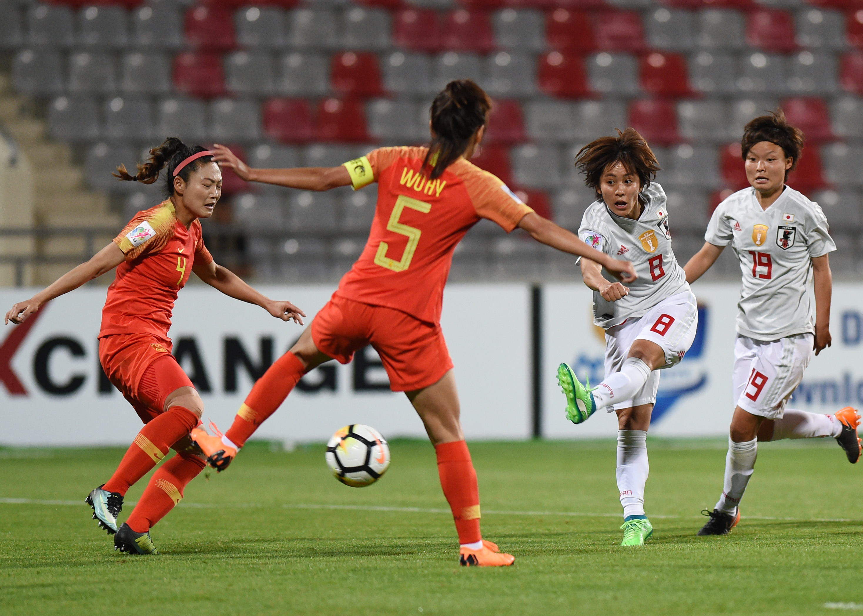 爱游戏在线登录-中国女足球员在国际比赛中表现亮眼