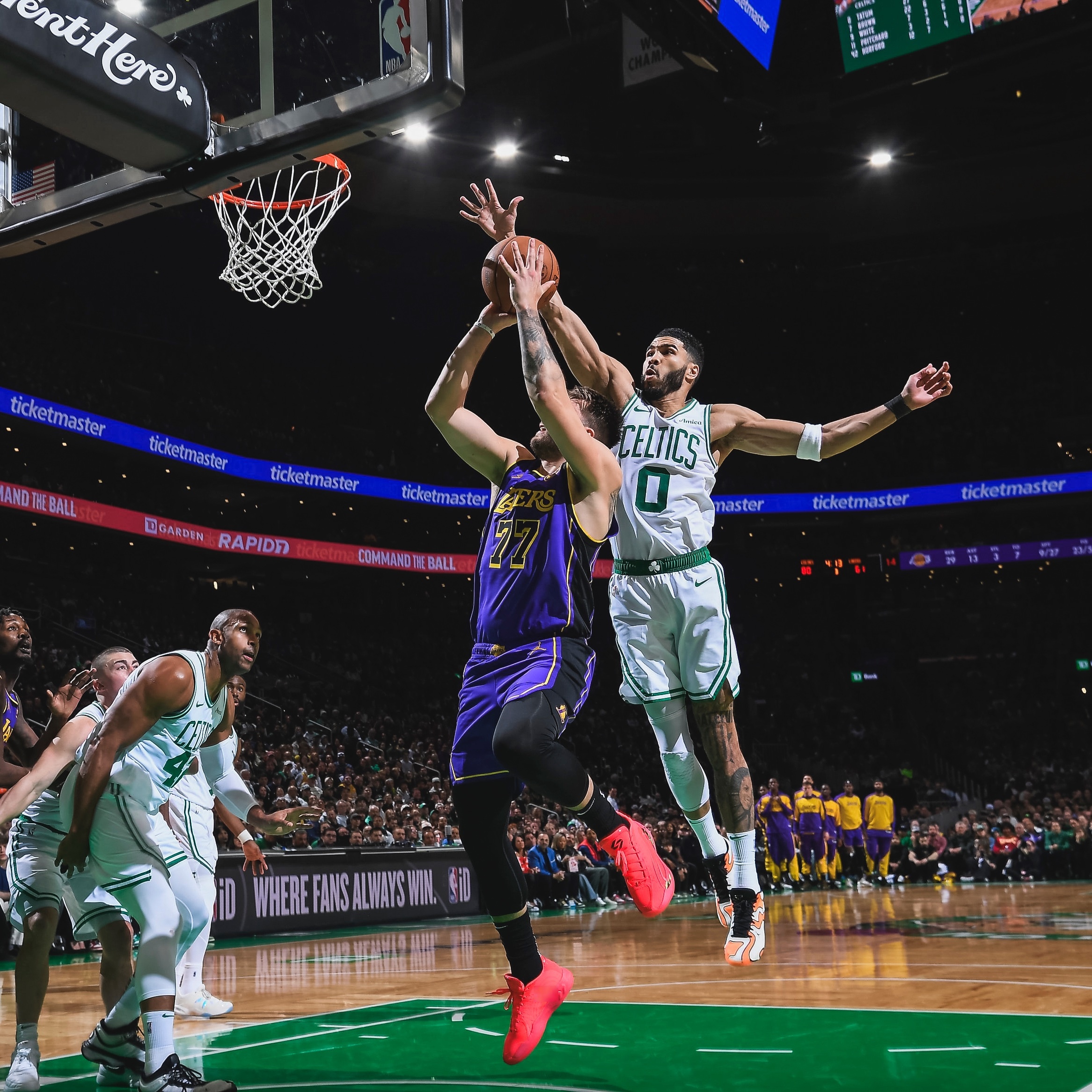 爱游戏-湖人主场力克快船，詹姆斯砍下三双的简单介绍