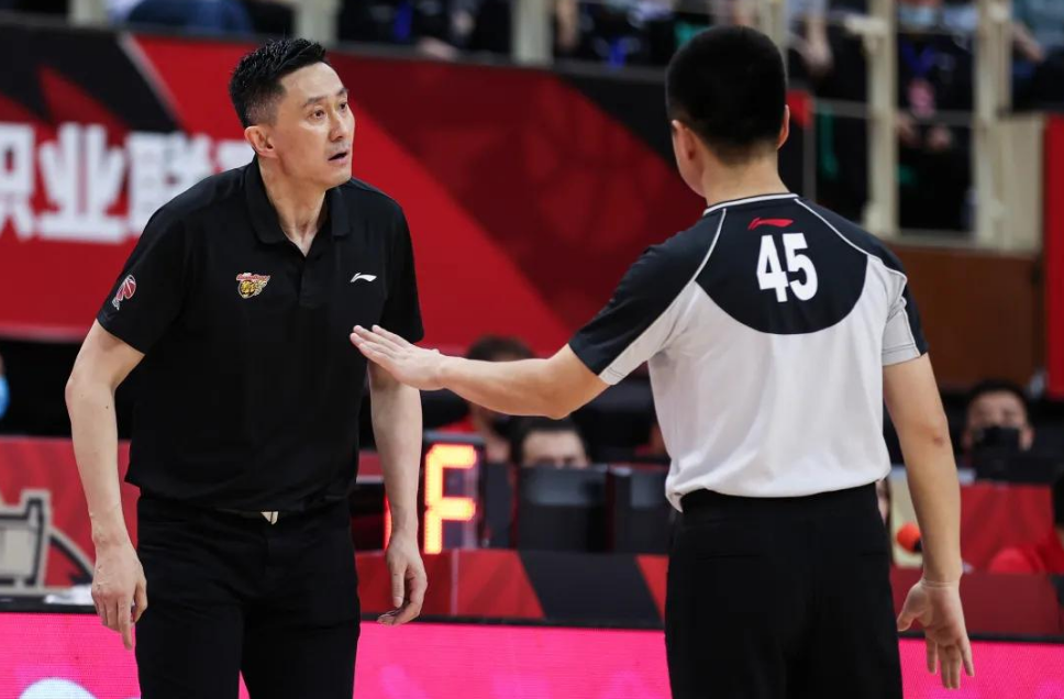 爱游戏体育链接-退役传闻再起，球队核心身处尴尬境地的简单介绍